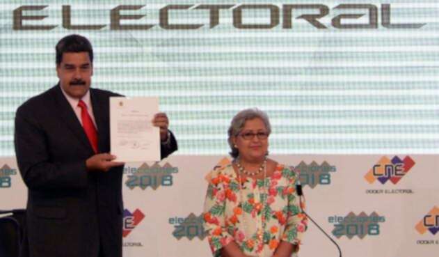 Nicolás Maduro y Tibisay Lucena durante la proclamación de Nicolás Maduro como presidente reelecto de Venezuela Nicolás Maduro y Tibisay Lucena durante la proclamación de Nicolás Maduro como presidente reelecto de Venezuela