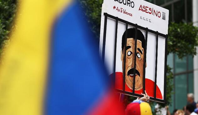 Venezolanos protestando en el Consulado de Venezuela en Miami Venezolanos protestando en el Consulado de Venezuela en Miami