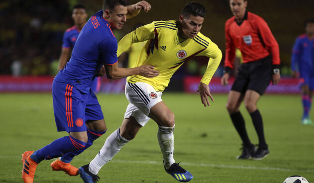 Santiago Arias, lateral derecho, y James Rodríguez, volante de la Selección / Foto de Inaldo Pérez, LA FM Santiago Arias, lateral derecho, y James Rodríguez, volante de la Selección / Foto de Inaldo Pérez, LA FM