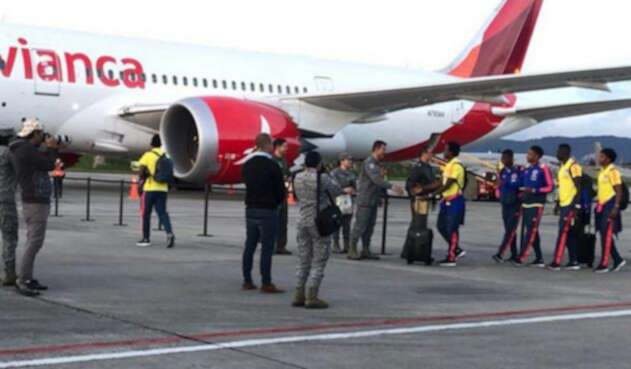 Selección Colombia abordando su avión con destino a Italia / Tomada de la cuenta de Twitter @Avianca Selección Colombia abordando su avión con destino a Italia / Tomada de la cuenta de Twitter @Avianca