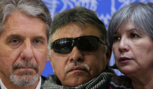 Kevin Withaker, embarajador de EE. UU. en Colombia, Jesús Santrich, miembro de la Farc, y Patricia Linares, presidenta de la JEP / Colprensa Kevin Withaker, embarajador de EE. UU. en Colombia, Jesús Santrich, miembro de la Farc, y Patricia Linares, presidenta de la JEP / Colprensa
