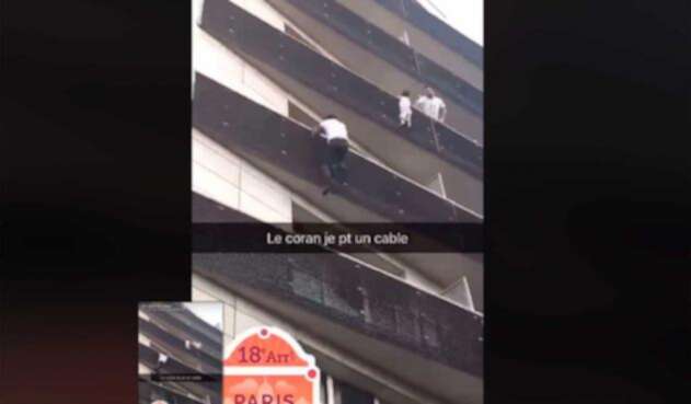 Hombre trepa edificio para rescatar niño Hombre trepa edificio para rescatar niño