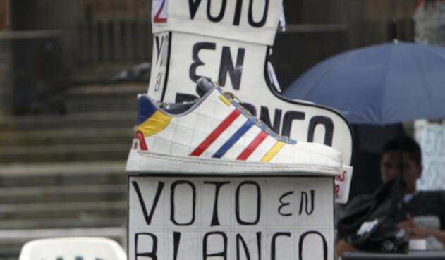 Imagen de promotores del voto en blanco / Colprensa Imagen de promotores del voto en blanco / Colprensa