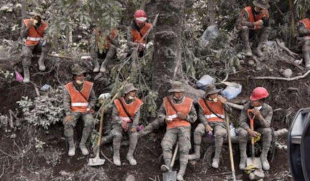 Socorristas en el Volcán Fuego de Guatemala.