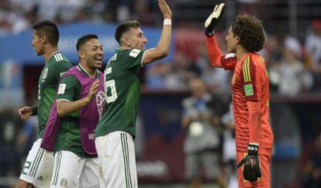 El centrocampista Héctor Herrera y el arquero Guillermo Ochoa celebran después de ganar el partido ante Alemania El centrocampista Héctor Herrera y el arquero Guillermo Ochoa celebran después de ganar el partido ante Alemania