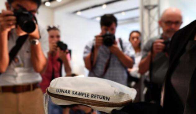 Bolsa usada por Neil Armstrong en alunizaje se vende por US$1,8 millones.