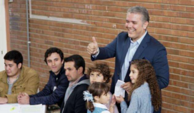El presidente electo Iván Duque con sus hijos