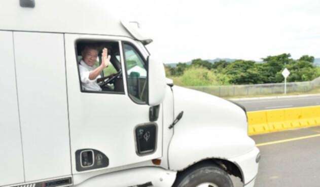 Juan Manuel Santos a bordo de la tractomula que lo condujo a la inauguración de las obras del puente de Flandes Juan Manuel Santos a bordo de la tractomula que lo condujo a la inauguración de las obras del puente de Flandes