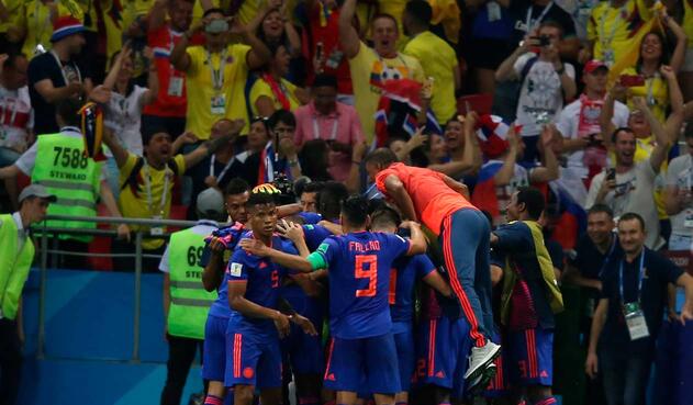 Yerry Mina celebra su gol con sus compañeros de la Selección Colombia