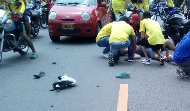 Accidente de tránsito en la vía que conduce del corregimiento de Mediacanoa al municipio de Yotoco (Valle del Cauca), deja dos personas muertas. Celebraban triunfo de Colombia Accidente de tránsito en la vía que conduce del corregimiento de Mediacanoa al municipio de Yotoco (Valle del Cauca), deja dos personas muertas. Celebraban triunfo de Colombia