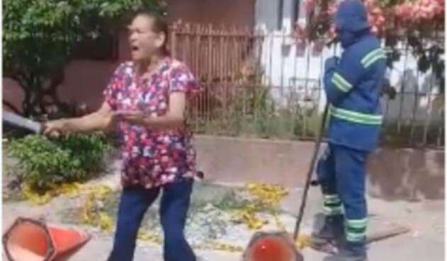 Mujer con machete en la mano no permite que le corten el agua