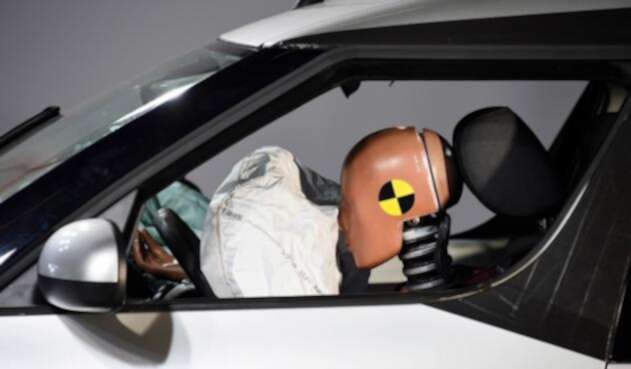El airbag de un vehículo puesto a prueba en Linas, sur de París (Francia)