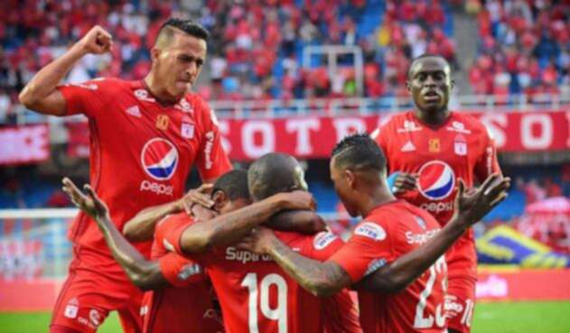 América de Cali y sus jugadores celebrando un gol
