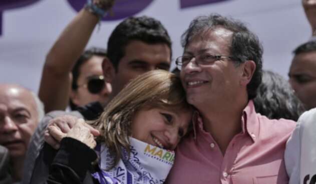 Ángela Robledo, fórmula a la Vicepresidencia de Gustavo Petro, junto al candidato, el 8 de junio de 2018 en Bogotá