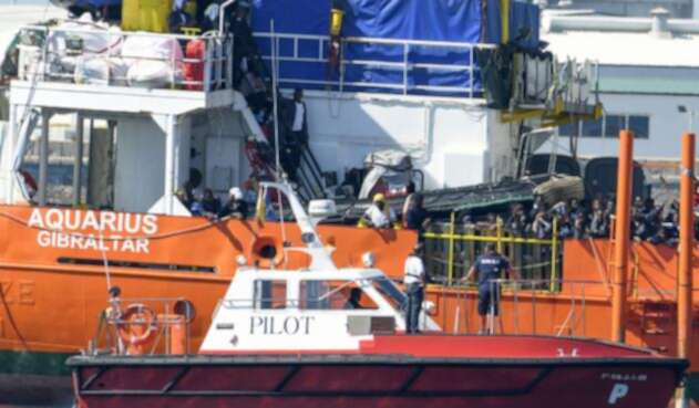 Barco cargado de inmigrantes Barco cargado de inmigrantes