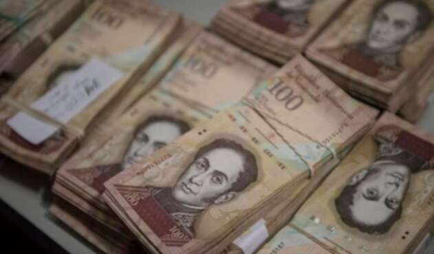 Billetes de 100 bolívares se exhiben en un mostrador de un negocio de repuestos en Los Teques, el 13 de diciembre de 2016