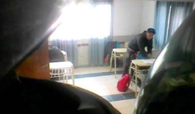 Profesor roba a estudiantes