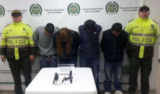 Tres hombres y una mujer fueron detenidos en las últimas horas en flagrancia mientras robaban un establecimiento comercial en la localidad de Bosa.