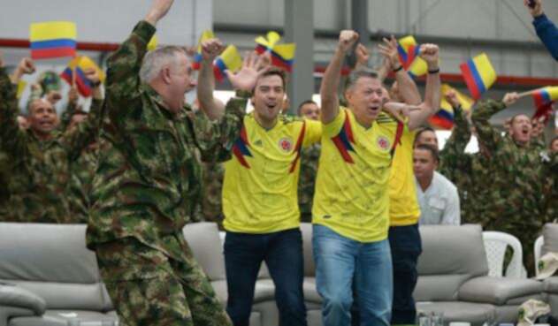 El presidente Santos celebró la victoria de Colombia ante Senegal.