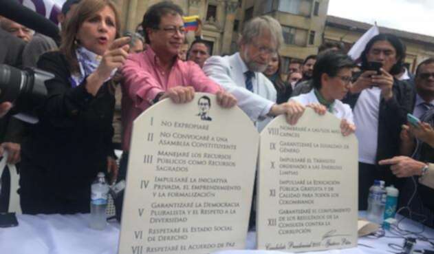 Gustavo Petro al sellar la alianza con Claudia López