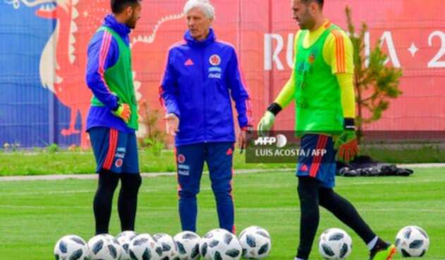 Camilo Vargas, José Pékerman y David Ospina en la sesión de entrenamiento en Kazán
