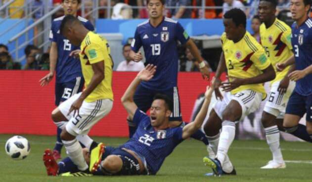 Los jugadores de Colombia disputando un balón con los japoneses Los jugadores de Colombia disputando un balón con los japoneses