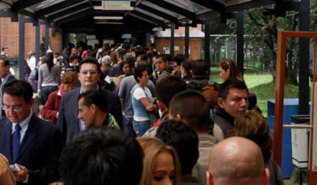 Colombianos haciendo fila en una dependencia del Gobierno en Bogotá
