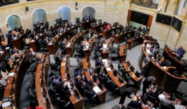 Las plenarias de Senado y Cámara aprobaron en último debate el proyecto de ley de sometimiento a las Bacrim Las plenarias de Senado y Cámara aprobaron en último debate el proyecto de ley de sometimiento a las Bacrim