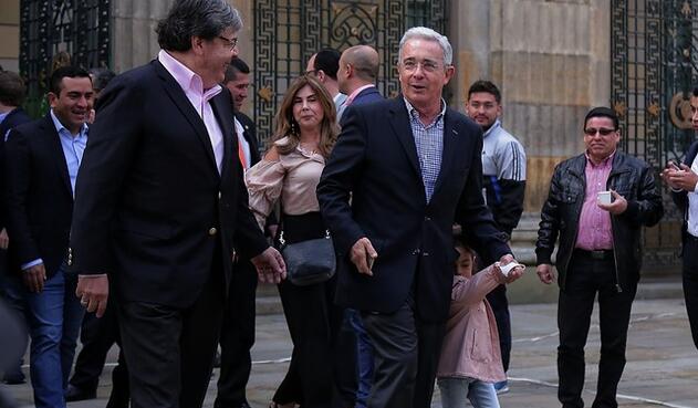 El expresidente Álvaro Uribe ejerció su derecho al voto acompañado de sus nietos