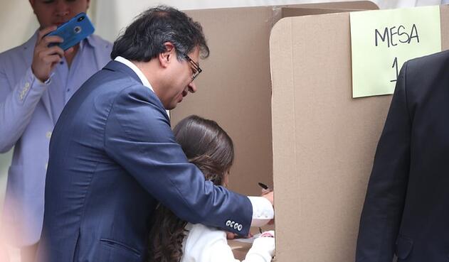 Gustavo Petro ejerció su derecho al voto este domingo