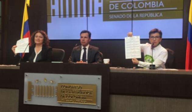 El ministro del Interior, Guillermo Rivera (cen.), la senadora Claudia López (der.) y la representante Angélica Lozano (izq.), presentando la campaña anticorrupción.