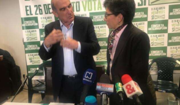 El excandidato Humberto de la Calle (izq.) se unió al lanzamiento de la consulta anticorrupción de la Coalición Colombia. A su lado, la senadora Claudia López.