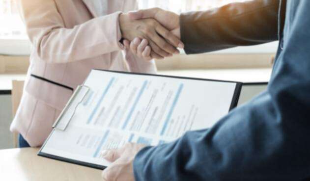 Mujer cerrando contrato Mujer cerrando contrato