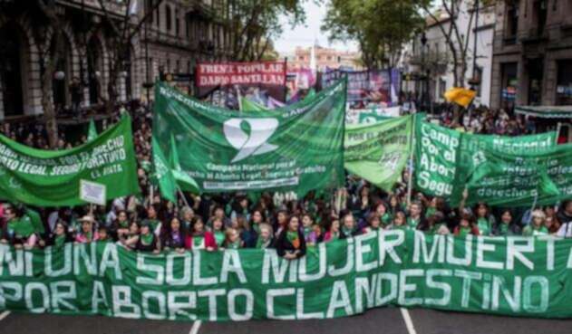 Miles de personas exigen legalizar el aborto en Argentina