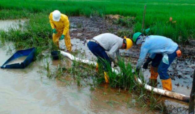 Autoridades atendiendo un derrame de crudo en Arauca y Casanare, el 22 de junio de 2017 Autoridades atendiendo un derrame de crudo en Arauca y Casanare, el 22 de junio de 2017