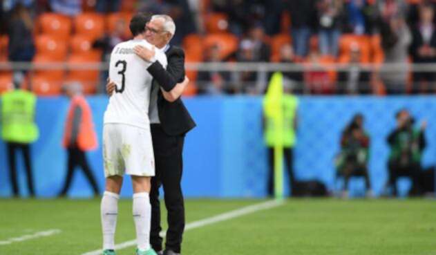 Diego Godin saluda a Héctor Raúl Cupe, argentino técnico de la Selección de Egipto, en el estadio de Ekaterimburgo