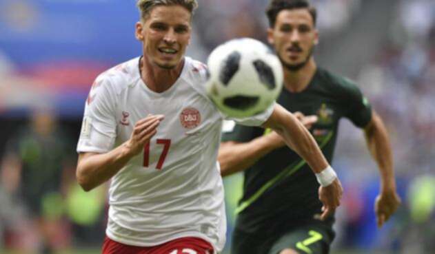 Jugadores de Dinamarca y Australia tras un balón en el partido Jugadores de Dinamarca y Australia tras un balón en el partido