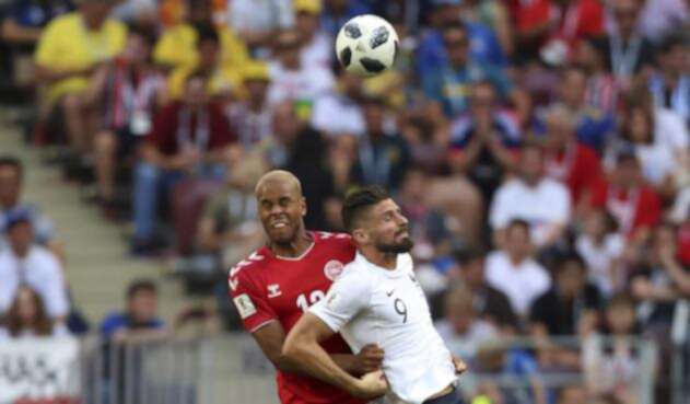 Jugadores de Dinamarca y Francia disputando un balón Jugadores de Dinamarca y Francia disputando un balón