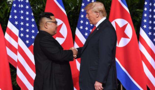 Donald Trump y Kim Jong Un, un histórico apretón de manos Donald Trump y Kim Jong Un, un histórico apretón de manos