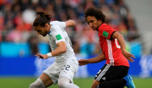Martín Cáceres, de Uruguay, defendiendo el balón ante un jugador de Egipto Martín Cáceres, de Uruguay, defendiendo el balón ante un jugador de Egipto