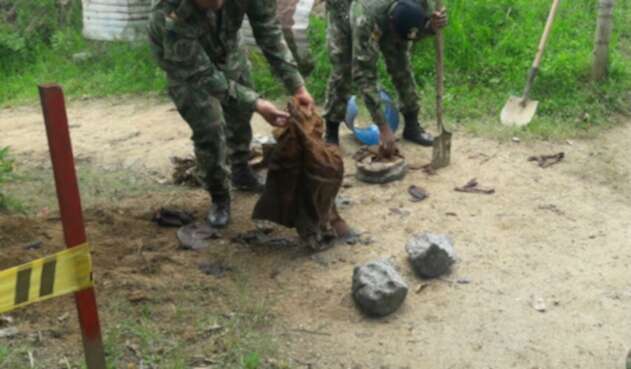 Militares destruyendo los artefactos explosivos.