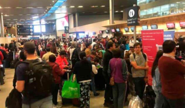 Pasajeros en el aeropuerto El Dorado, en Bogotá
