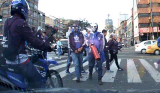 Encapuchados con camiseta de Millonarios que intimidaron en Bogotá