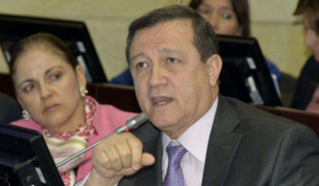 Ernesto Macías o María del Rosario Guerra