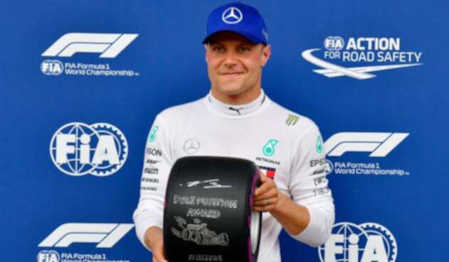 Valtteri Bottas posa con la "pole position award"