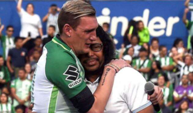 Franco Armani abrazando a René Higuita