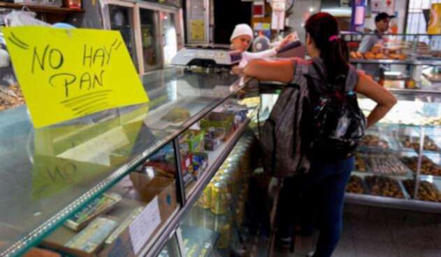 "No hay pan", dice un letrero en una panadería en Caracas.