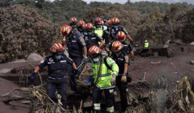 Los organismos de rescate en San Miguel Los Lotes (Guatemala)