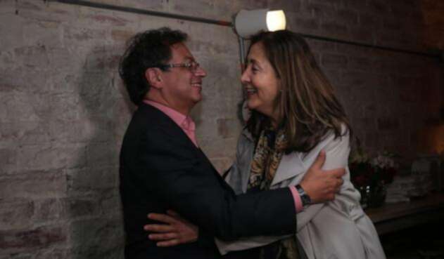 Gustavo Petro junto a Íngrid Betancourt