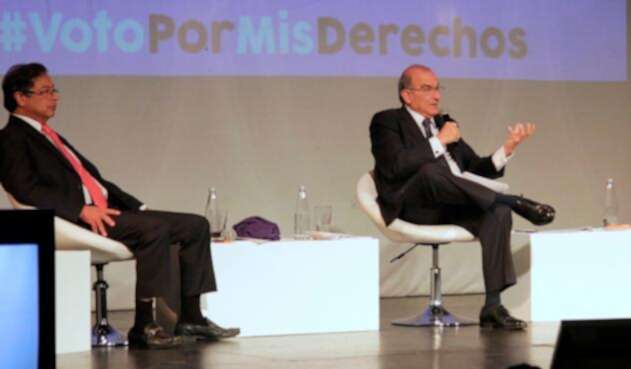 Gustavo Petro y Humberto de la Calle durante un foro en Bogotá, el 4 de mayo de 2018